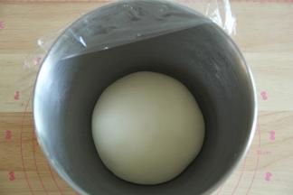 发酵到二倍大的面团，看状态，一般会手指蘸面粉戳洞检查，不明显回缩塌陷就可以了。看状态，不戳洞也是可以的。