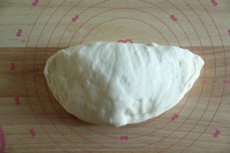 取出面团，轻轻折叠按压，排气。