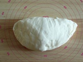 取出面团，轻轻折叠按压，排气。