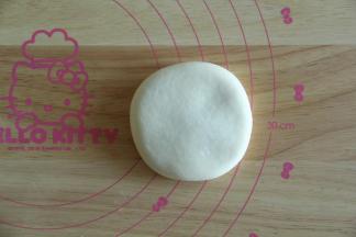 操作好，翻面收口朝下，略微按扁，排在烤盘上。不需要按的太扁。