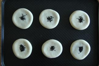 全部操作好，略微喷水，撒上芝麻粒。