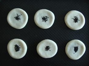 全部操作好，略微喷水，撒上芝麻粒。