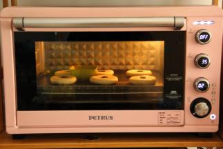 放入烤箱，开发酵档。35度进行二次发酵，湿度70-80。可以在烤箱里放一碗热水增加湿度。发酵到1.5倍大。