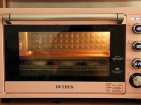 在发酵好的面团上盖上一张油纸，然后压上一个底部平的烤盘，扁扁的小圆饼面包就是这么来的（压在上方的烤盘不要卡在烤箱上，不然面包烤的时候没有空间膨胀的）。然后放入烤箱中下层，转上下180度，烤20分钟。