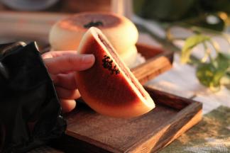 烤完取出，转移打冷凉架上，冷凉到还有一点点余温就可以打包密封。冬天室温密封尽快吃完或者冷冻都可以。