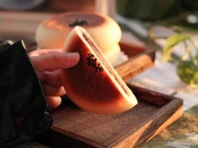 烤完取出，转移打冷凉架上，冷凉到还有一点点余温就可以打包密封。冬天室温密封尽快吃完或者冷冻都可以。