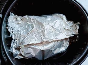 腌制好的鸡包上锡箔纸放入空气炸锅，200度烤25分钟。