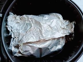 腌制好的鸡包上锡箔纸放入空气炸锅，200度烤25分钟。