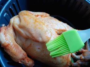 烤至15分钟时取出刷一层蜂蜜。