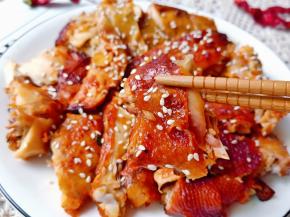 烤好的奥尔良风味烤鸡表面呈金黄色，色泽相当地诱人。