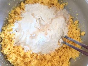 用常温水融化干酵母后加入