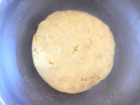 揉成面团，室温醒发