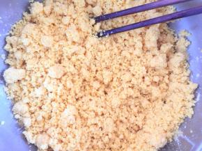 玉米面用70度水烫一下，细流慢慢加入，边倒边用筷子搅拌，至没有干面粉，晾凉