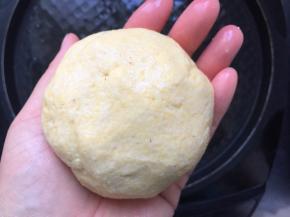 用手沾水团适量的面团，（大小取决于你想要多大的成平）