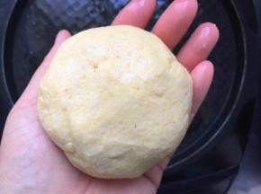 用手沾水团适量的面团，（大小取决于你想要多大的成平）