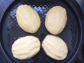 轻轻贴在电饼铛上