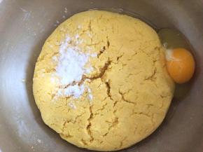 加入小苏打和一个鸡蛋，一定要揉均匀