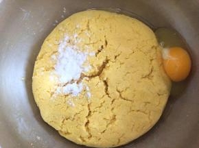 加入小苏打和一个鸡蛋，一定要揉均匀