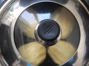 盖上一个高的盖子，小火加热