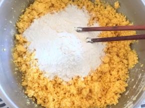 凉至手温后加入中筋粉