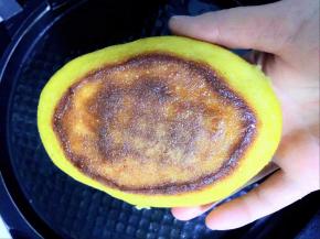 刚刚烙好的玉米饼子底部脆香