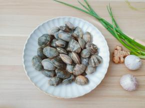 贝壳类的海鲜里面都有好多的泥沙，拿回家可以加点盐与葱白，再滴一点油让贝壳类吐泥沙。