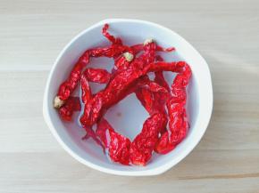 将二荆条辣椒放入碗里加适量清水浸泡。