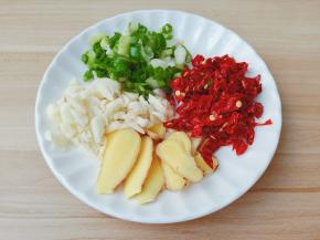 把生姜蒜葱切片。