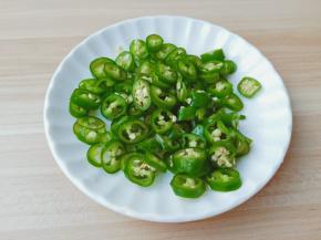 青辣椒切成辣椒圈。