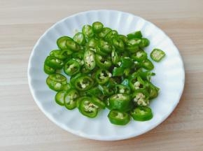 青辣椒切成辣椒圈。