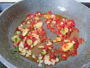 热锅凉油放葱姜蒜，豆瓣酱二荆条辣椒炒香。