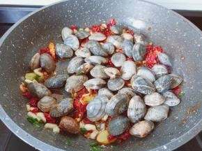 炒出香味放入花蛤。