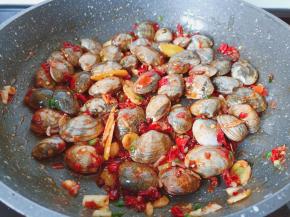 把花蛤都裹上辣椒酱的香味。