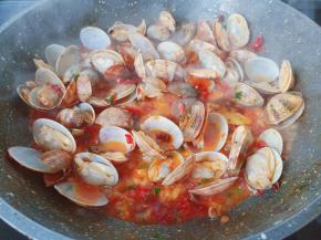 炒到花蛤一个一个都张开小口。