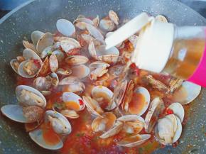 料酒一勺去腥增鲜。