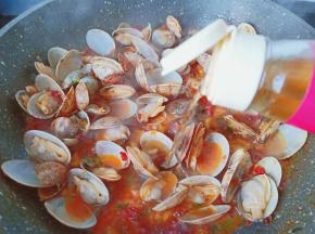 料酒一勺去腥增鲜。