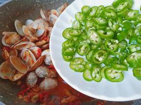 放入青辣椒圈。