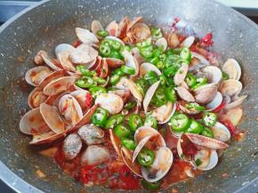 把青辣椒圈翻炒均匀。