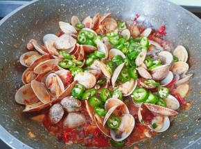 把青辣椒圈翻炒均匀。