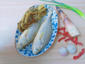 黄鱼要买新鲜的，看腮鲜艳就是。