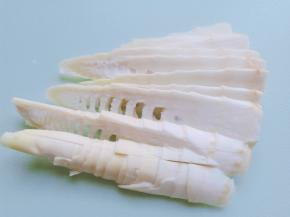 笋剥壳去皮切薄片。