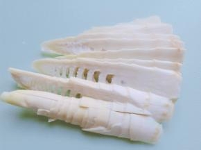 笋剥壳去皮切薄片。