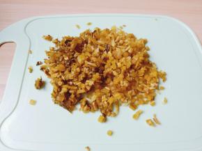 雪菜切成小丁。