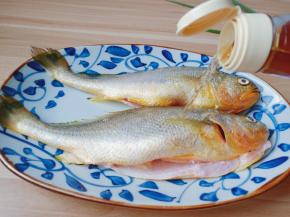 黄鱼去除内脏加料酒一点点盐，生抽腌制十分钟。
