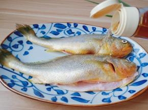 黄鱼去除内脏加料酒一点点盐，生抽腌制十分钟。