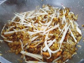 加入雪菜翻炒片刻盛出。