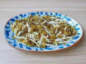 把焯好的雪菜笋丝铺入盘底。