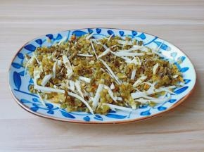 把焯好的雪菜笋丝铺入盘底。