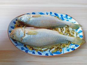 放上腌制好的黄鱼。