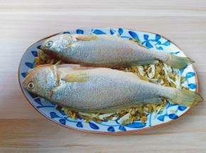 放上腌制好的黄鱼。